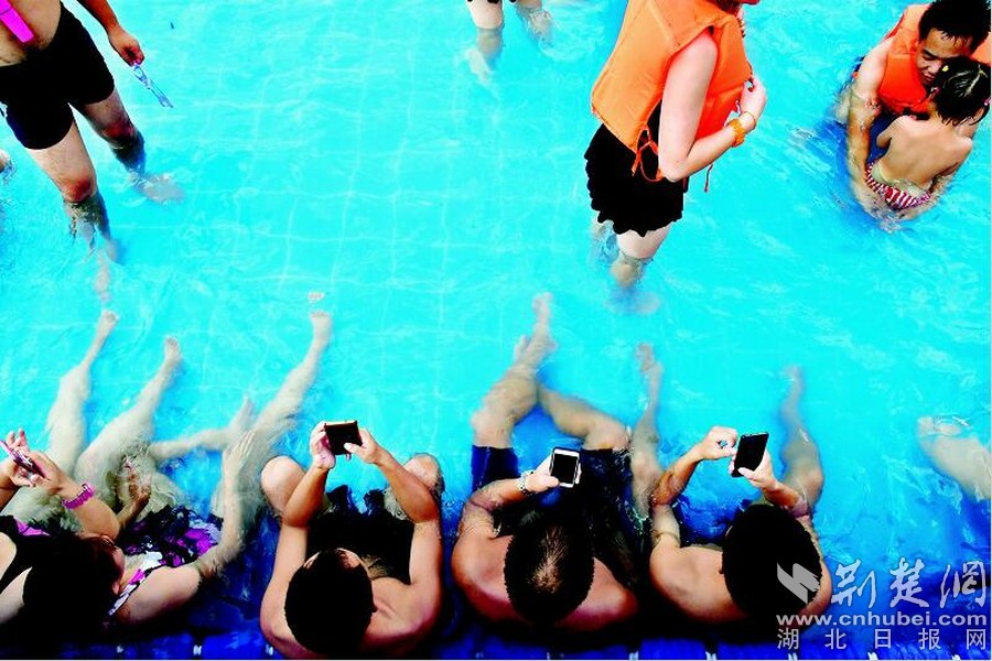 ���ڱ̲���ʎ����������һ������������ڵ��^���(l��i)�f(shu��)���˕r(sh��)�˿��Բ����x�_(k��i)�Լ����֙C����������������������Ӿ�^���Hˮ��(l�� )�@���|�������L(ch��ng)���ϡ���һ߅����(zh��)ˮ��һ߅ˢ�֙C����������һ���؄e���L(f��ng)������Ȼ�������o�֙CҲ�����ˡ�Ӿ�¡�����͸���ķ�ˮ�֙C�����@�����������ǝ����������߅�в���������������ˮ�����֙CҲ�c�Լ���Ӱ���x���D�飺��D����Ӿ����һ�����S����ˮ�������������(zh��)�֙C