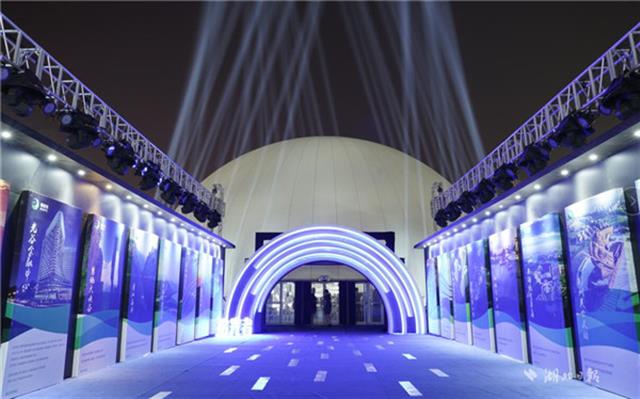 ӛ���ڬF��(ch��ng)�������W(w��ng)����������һ��(g��)ռ����e1000ƽ���׵ľ��������Ȳ������Д��_������ͶӰ�x����X��������������ͬ����Ͷ�䮋(hu��)�������ּ��g(sh��)�Y�Ϲ�Ӱ�ֶ����Ї����30��l(f��)չ�v���SȻ��ǰ��